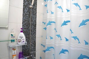 Quadruple Room | Bathroom | Shower, free toiletries, hair dryer, slippers - Jia Mei Fa Homestay (Taitung)