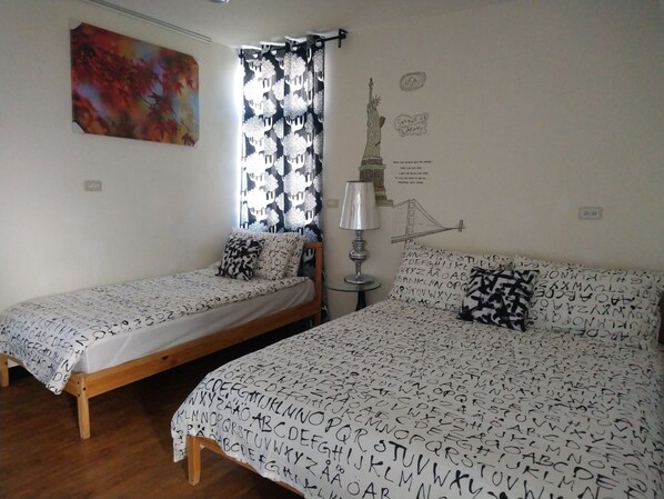 Chambre Triple | Espace de travail pour ordinateur portable, Wi-Fi gratuit, draps fournis
