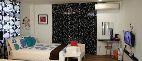 Skrivebord for bærbar PC, wi-fi (inkludert) og sengetøy