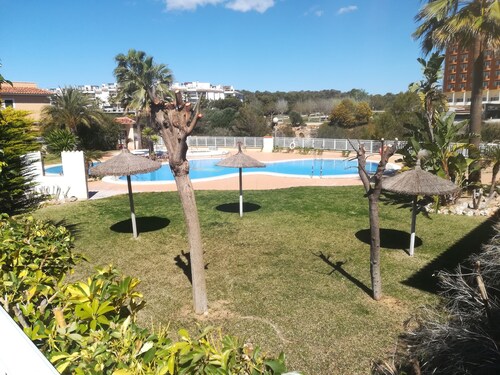 Townhouse with communal pool and jacuzzi, located a few meters from the beach.