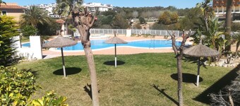 Townhouse with communal pool and jacuzzi, located a few meters from the beach.