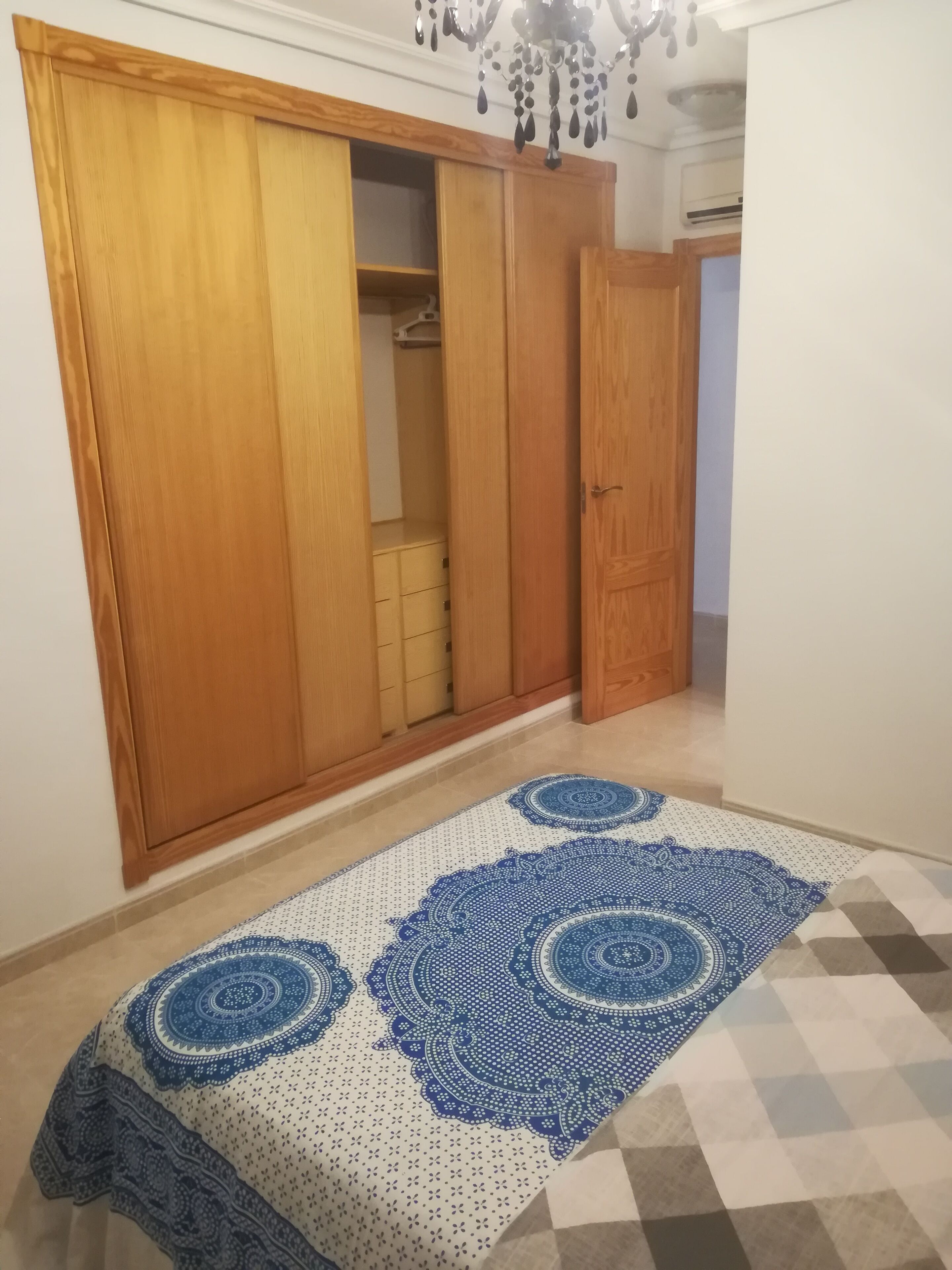 2 makuuhuonetta, työpöytä, ilmainen Wi-Fi, vuodevaatteet