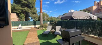 Casa a schiera con piscina comune e jacuzzi, situata a pochi metri dalla spiaggia.