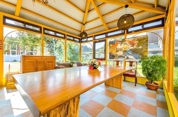 Sudah termasuk sarapan masakan setempat setiap hari