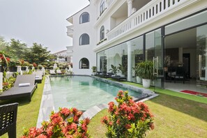 Outdoor pool, sun loungers - Hoianation Villas Hotel (Da Nang)