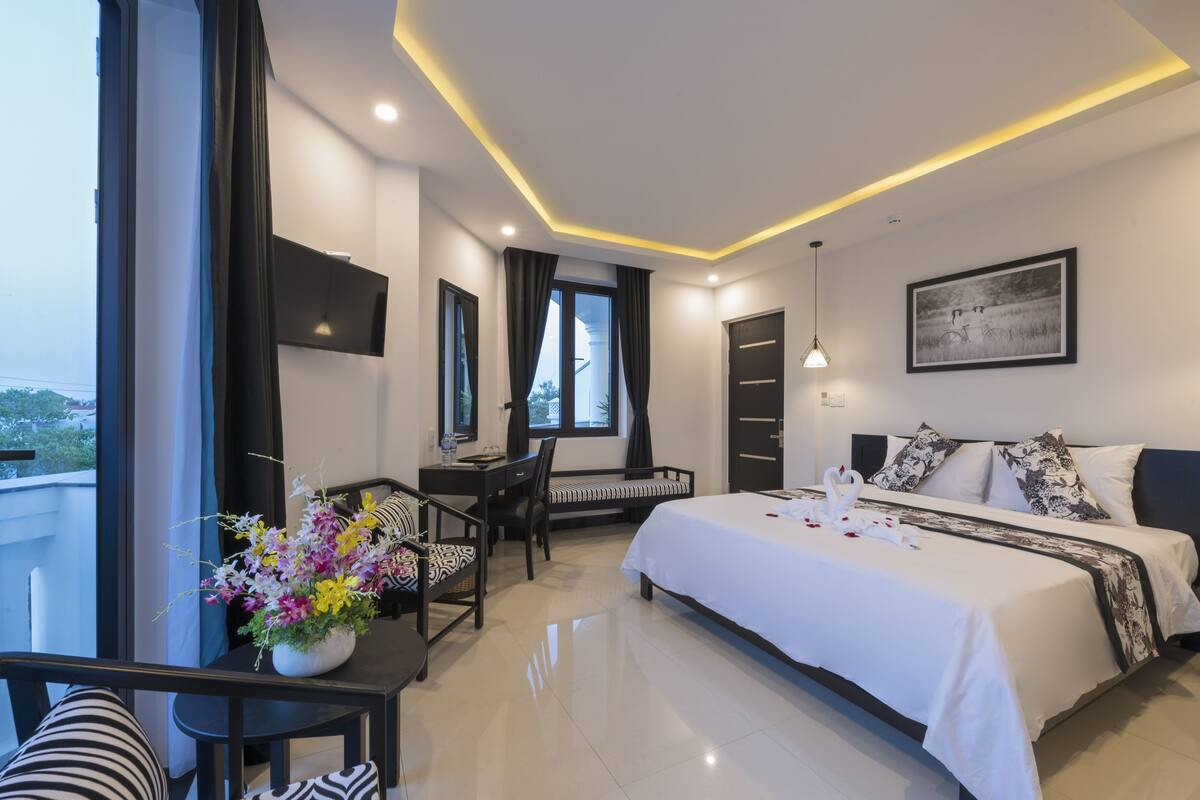 Grand Deluxe Double Room, Balcony | Minibar (some free items), in-room safe, desk, laptop workspace