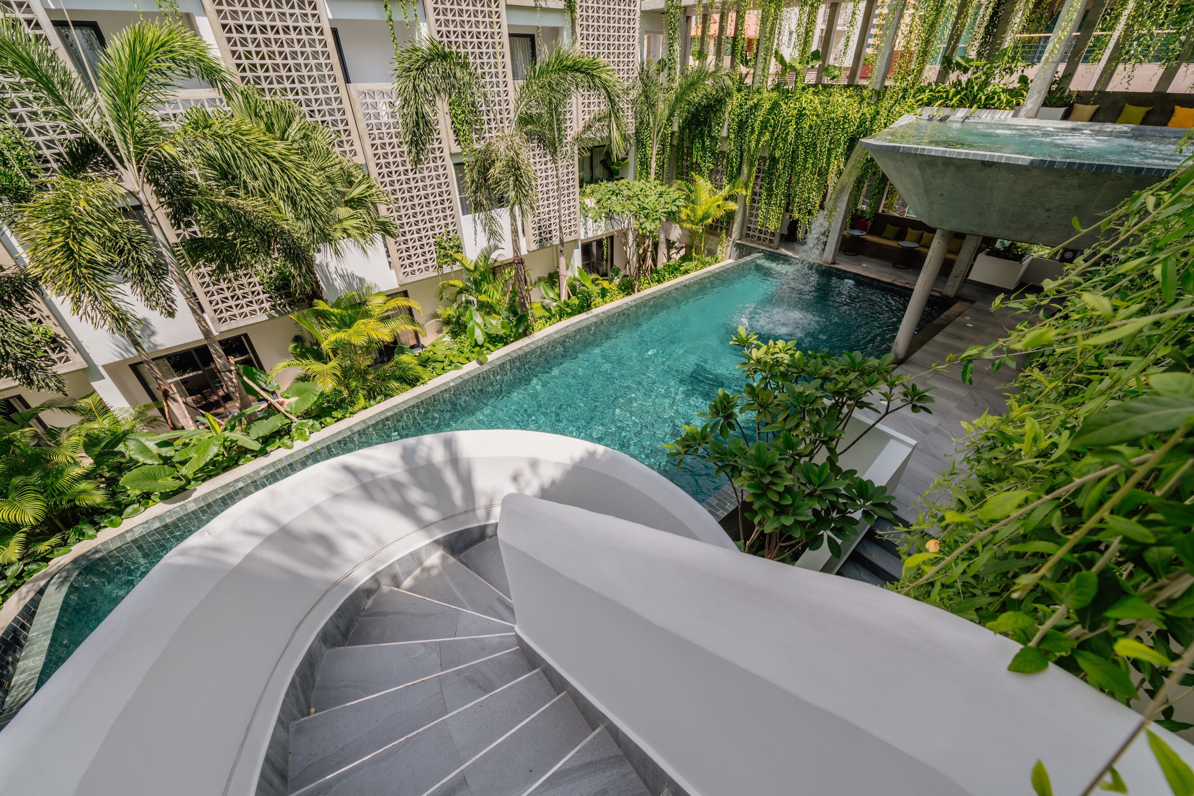 2 outdoor pools, open 6:00 am to 10:00 pm, pool loungers