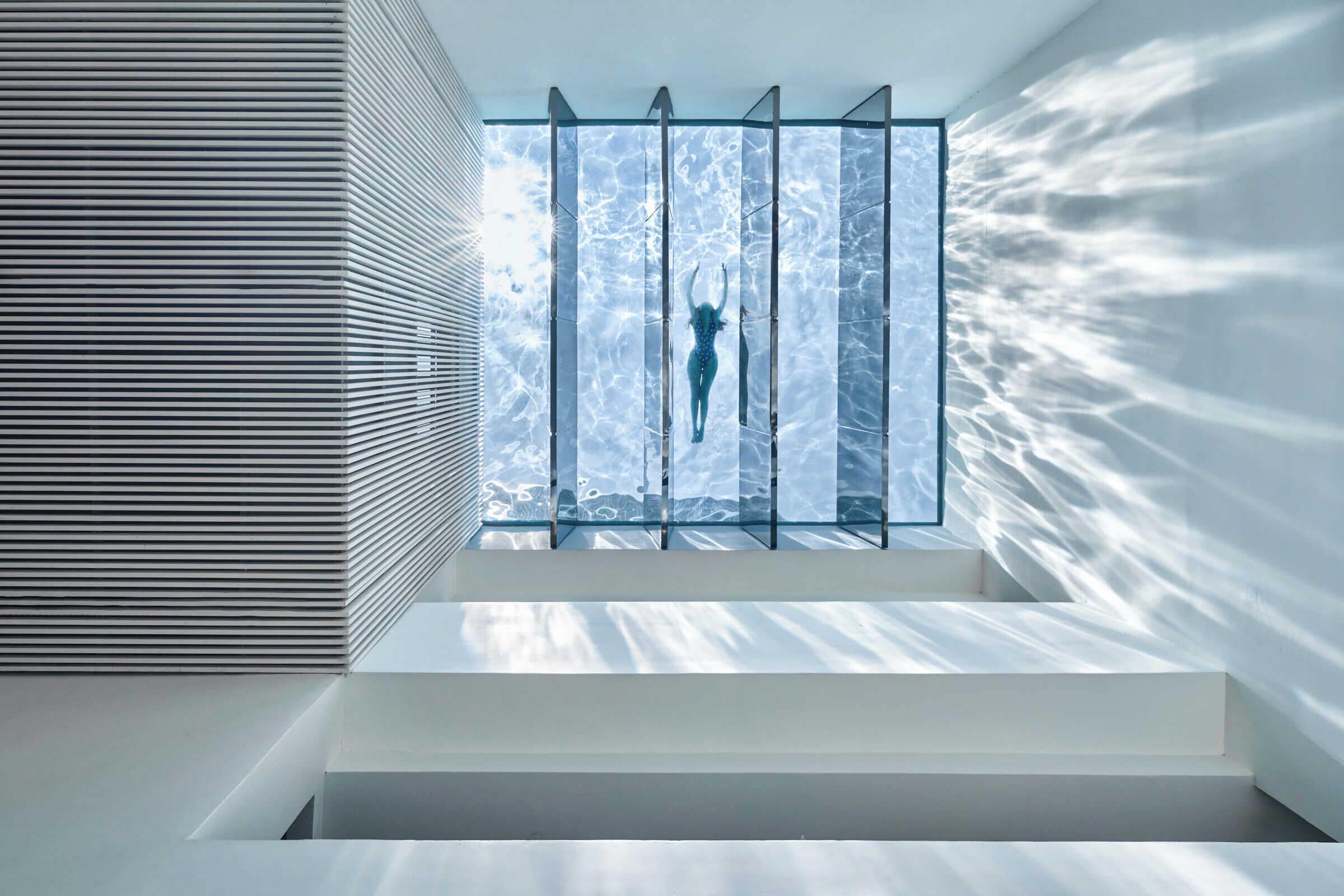 2 座室外游泳池，開放時間為 06:00 至 22:00，提供泳池遮陽傘和日光浴躺椅