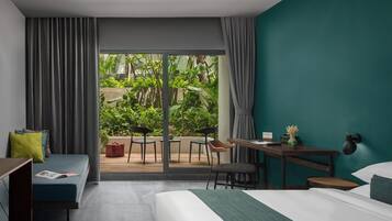 Una habitación de hotel moderna con balcón, escritorio, cama y zona de estar.