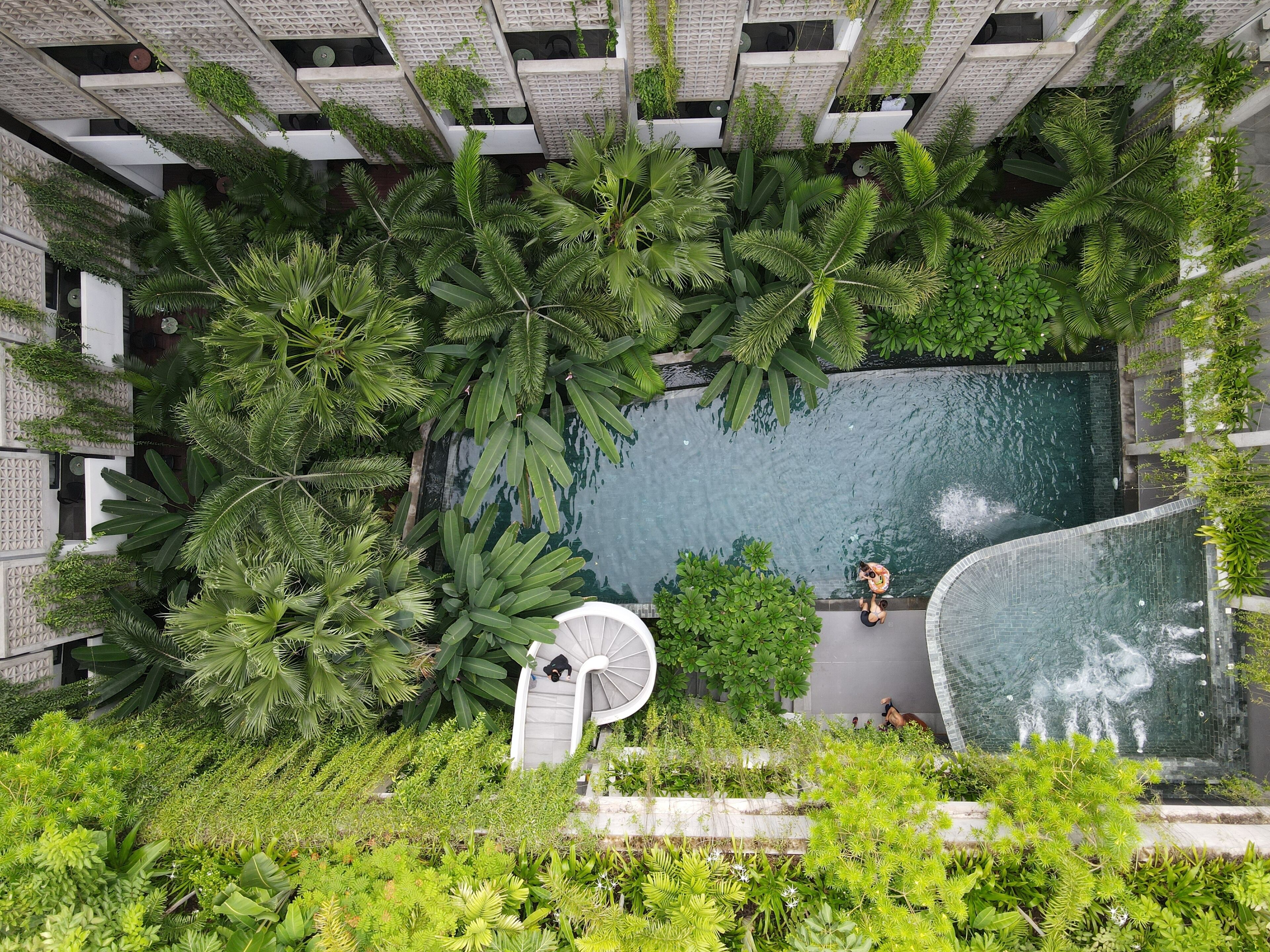 2 piscinas externas, funciona das 6h às 22h, guarda-sóis