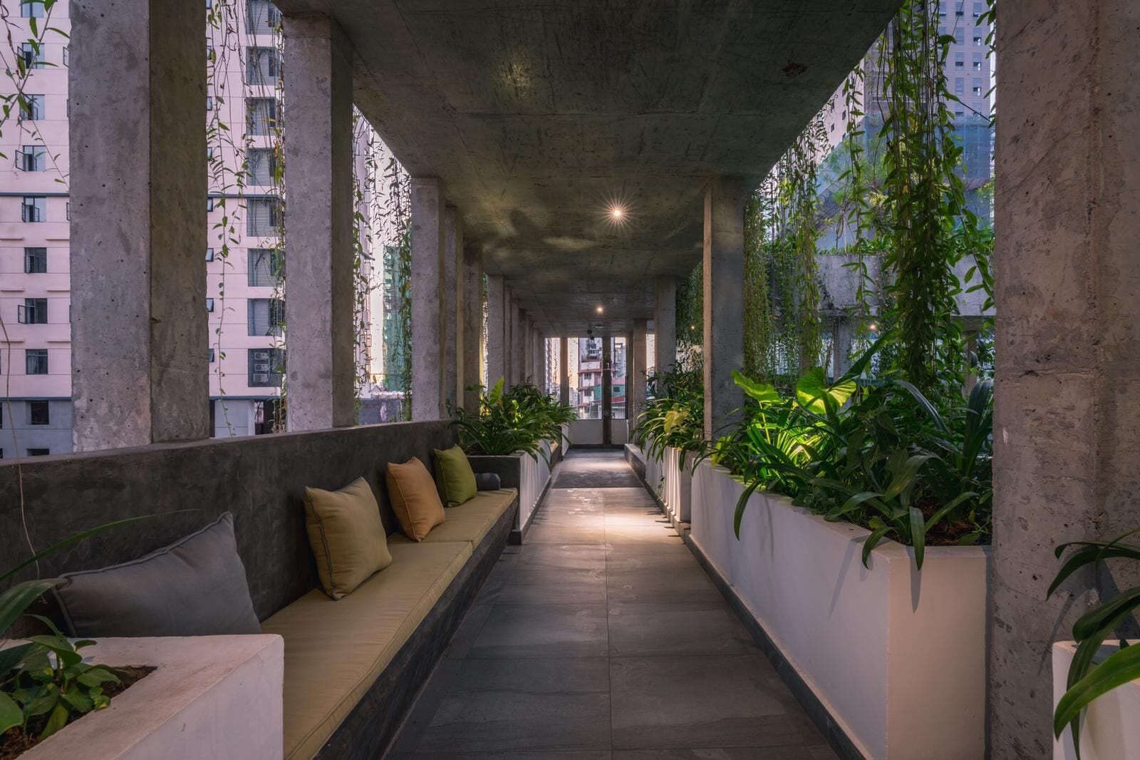 2 outdoor pools, open 6:00 am to 10:00 pm, pool loungers