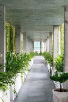 2 piscinas externas, funciona das 6h às 22h, guarda-sóis