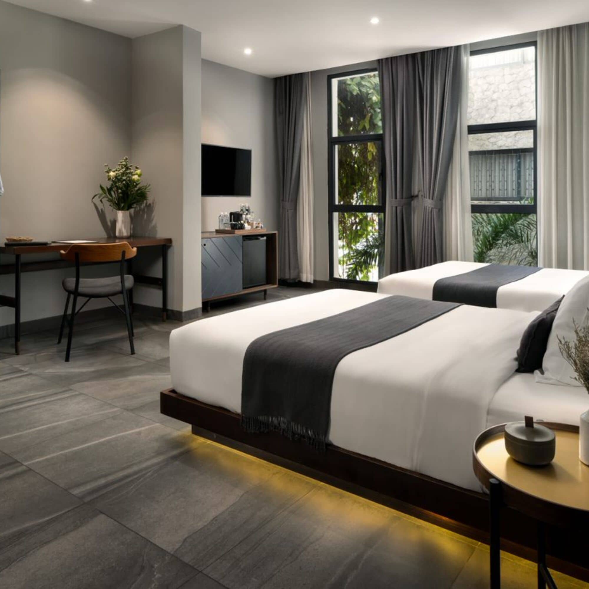 standard twin room | minibar, in-room safe, individually furnished, desk