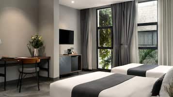 Standaard Twin kamer | Een minibar, een kluis op de kamer, individueel gemeubileerd, een bureau