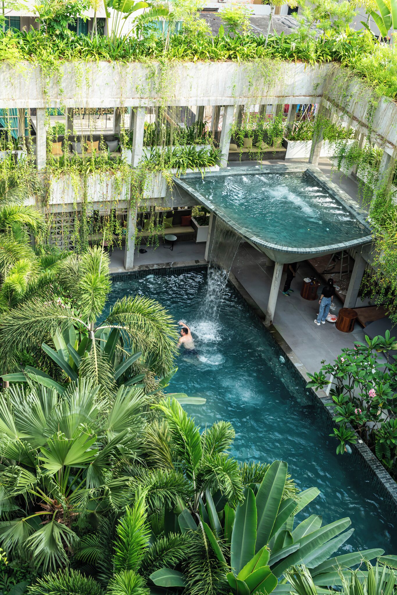 2 piscines extérieures, parasols de plage, chaises longues