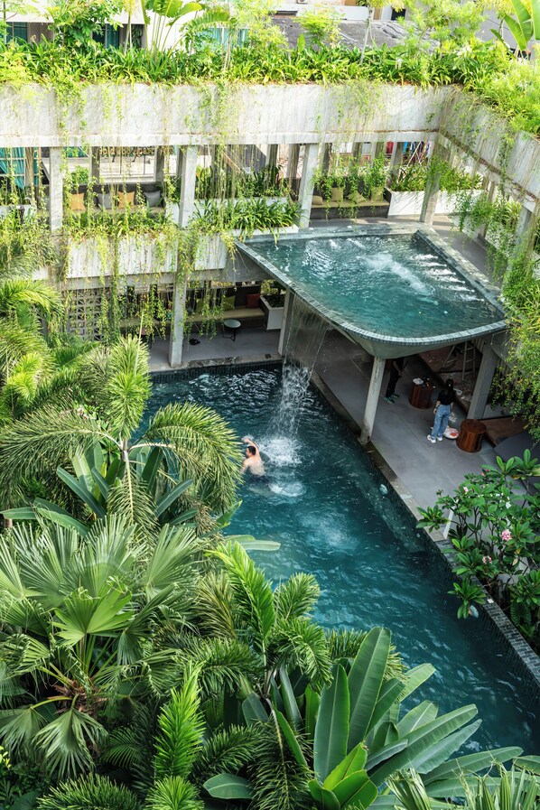 2 utendørsbassenger, bassengparasoller og solsenger