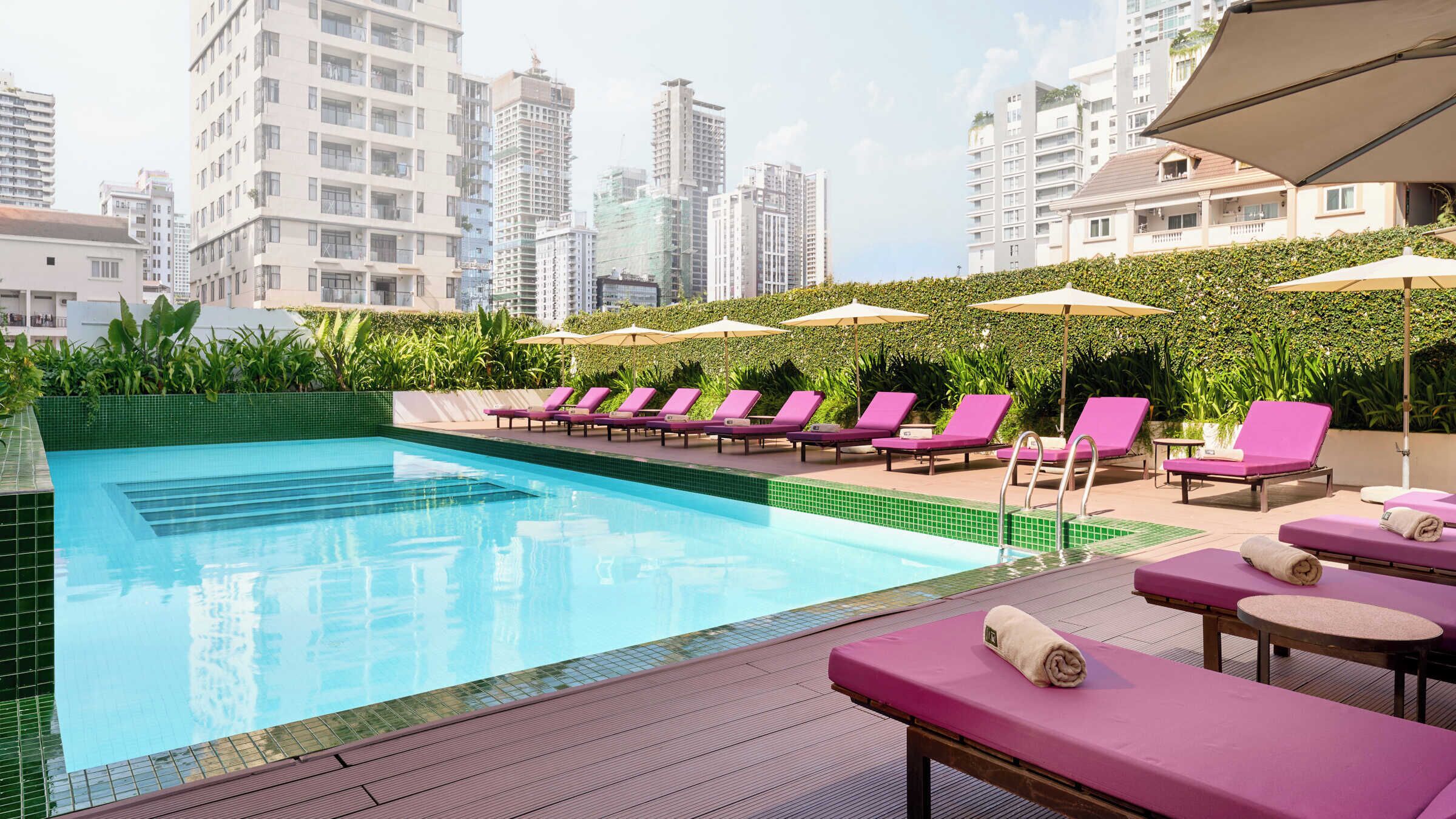 2 piscinas externas, funciona das 6h às 22h, guarda-sóis