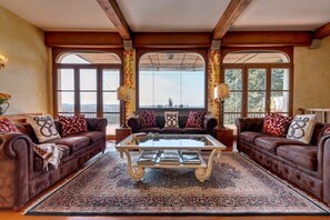 Téléviseur, foyer, table de ping-pong