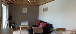 TV, lettore DVD, tavolo da ping pong, libri