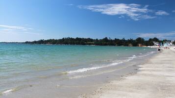 Plage à proximité, chaises longues