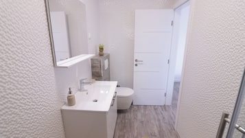 Douche, sĂšche-cheveux, serviettes fournies, papier toilette