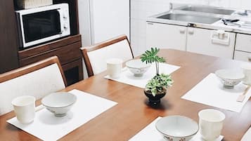独立别墅 (Private Vacation) | 私人简易厨房 | 冰箱、微波炉、炉灶、厨具/餐具