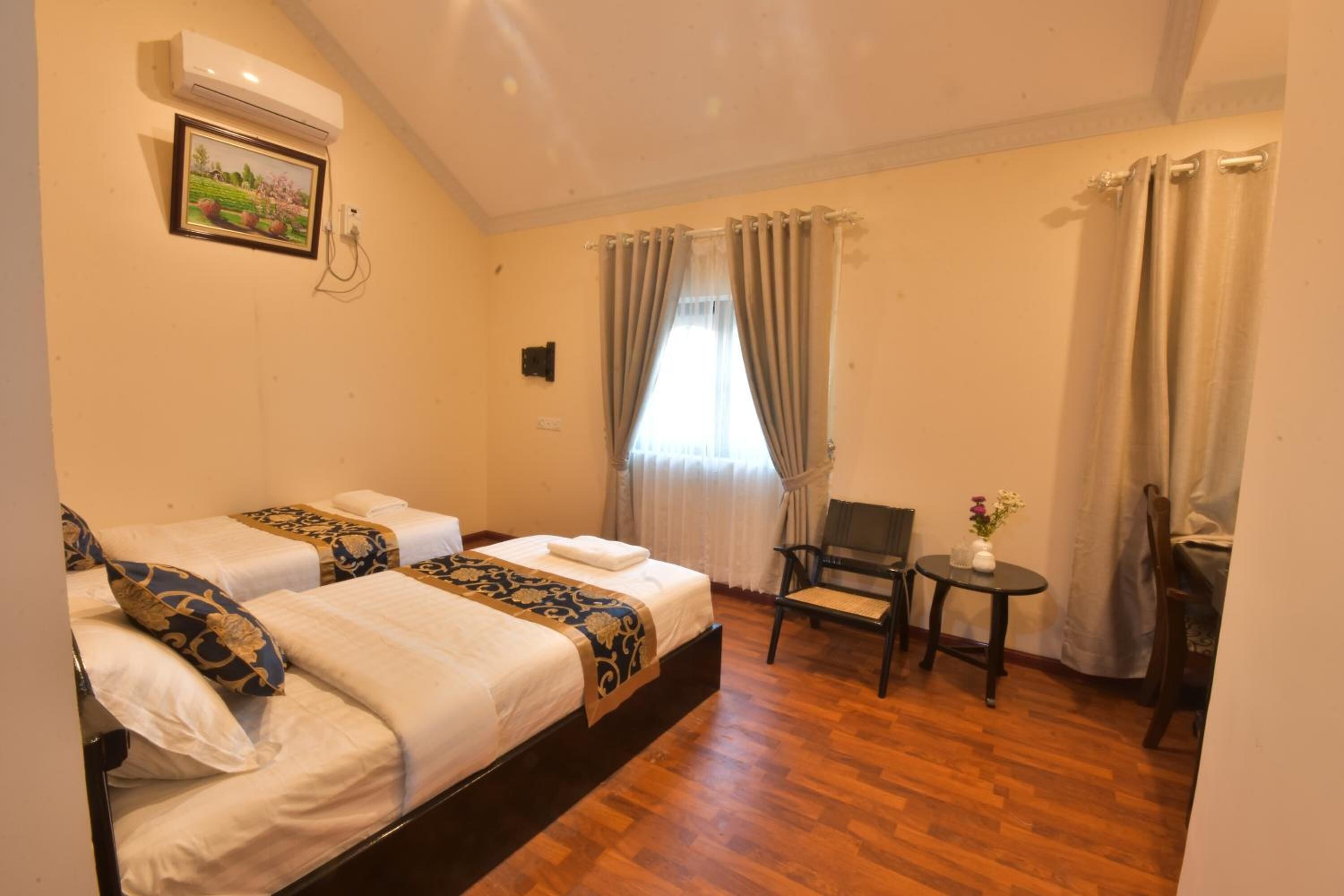 Minibar, desk, soundproofing, rollaway beds