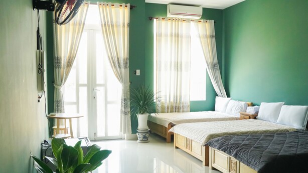 Habitación familiar, vistas al lago (4 Queen Beds) | Minibar, caja fuerte, escritorio y camas supletorias
