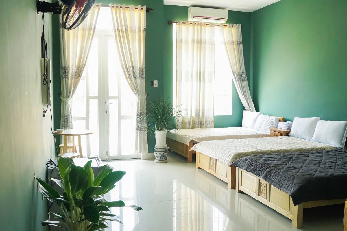 Family Room, Lake View (4 Queen Beds) | Minibar, in-room safe, desk, rollaway beds