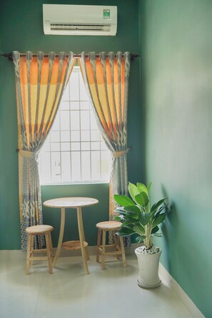 Familienzimmer, Seeblick (4 Queen Beds) | Essbereich im Zimmer