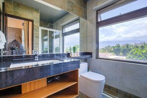 Quarto casal design | Banheiro | Chuveiro, secador de cabelo, chinelos, toalhas de banho