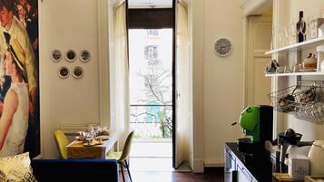 Suite Deluxe | Area soggiorno | Smart TV, Netflix