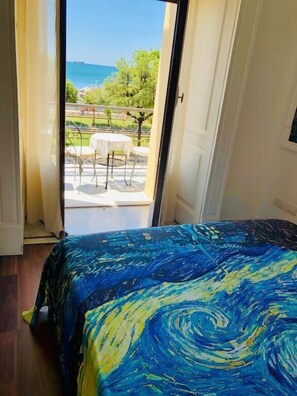 Apartament panoràmic, 2 dormitoris, vistes al mar | Sala d'estar | Televisor intel·ligent i Netflix 