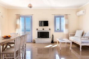 舒适公寓, 海景 | 起居区 | 平板电视