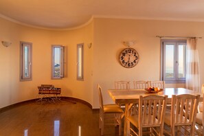 Appartamento Comfort, vista mare | Area soggiorno | TV a schermo piatto