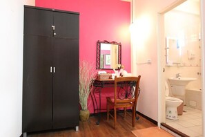 Chambre Double Standard | Salle de bain | Douche, articles de toilette gratuits, sèche-cheveux, chaussons