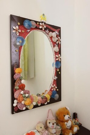 Habitación básica doble | Baño | Regadera, amenidades de baño gratuitas, secadora de cabello, pantuflas 