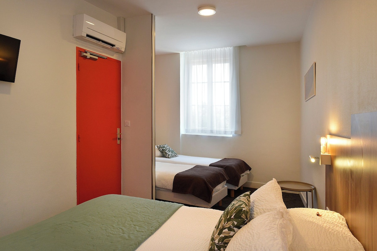 Quadrupla Classic | Con stile personalizzato, con arredamento individuale, una scrivania