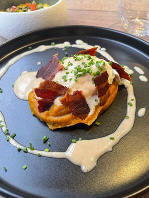 朝食、ランチ、ディナーに営業