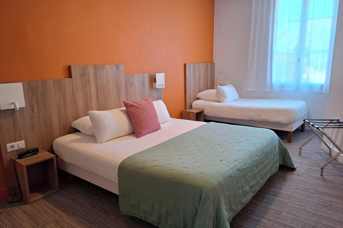 Classic Triple Room | Individually decorated, individually furnished, desk, soundproofing