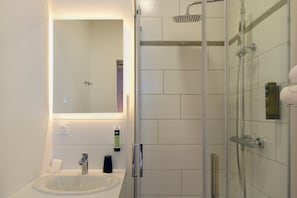 Umweltfreundliche Kosmetikartikel, Haartrockner, Handtücher, Seife