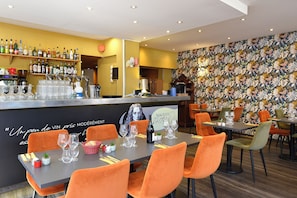 Serveert ontbijt, lunch en diner
