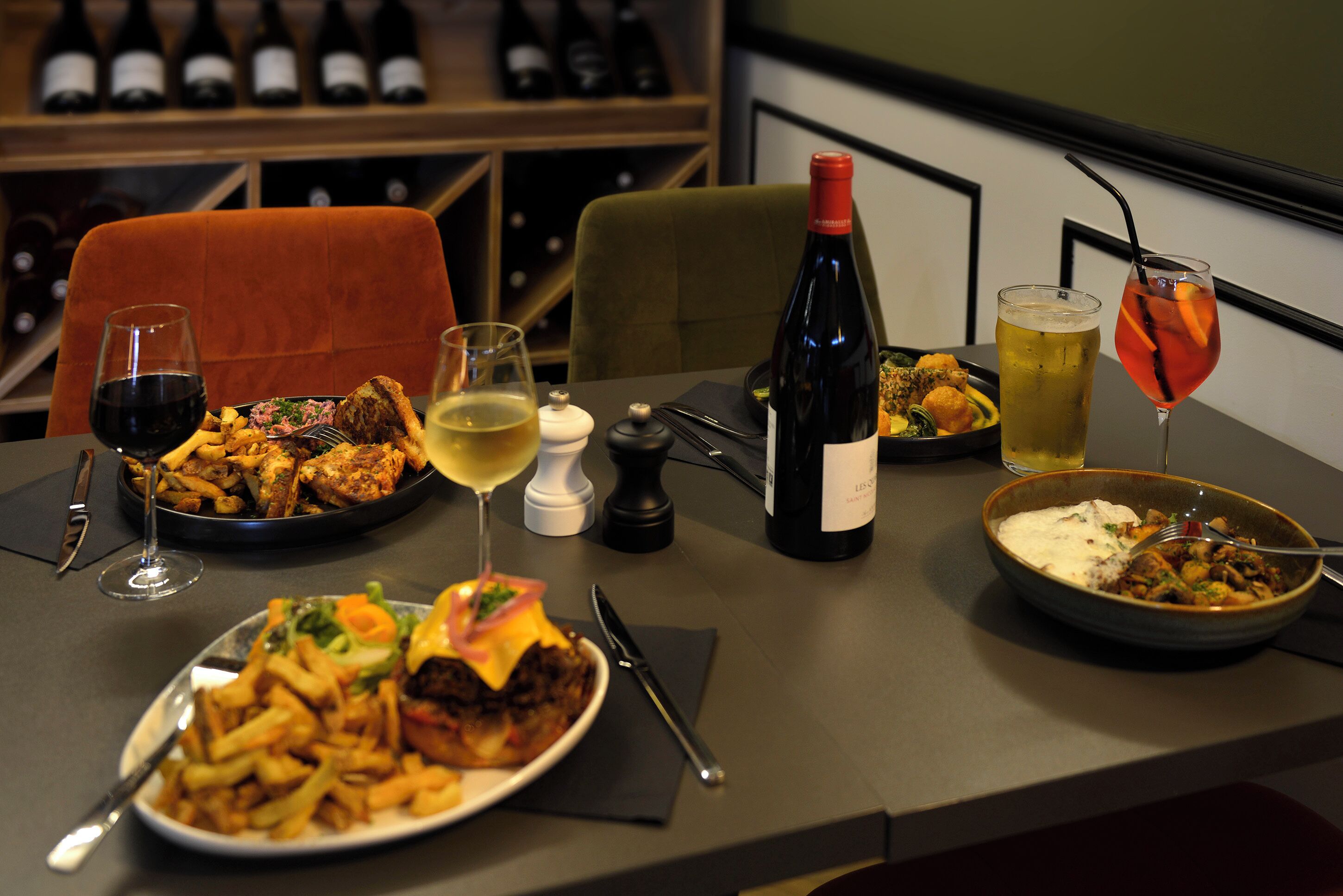 Petit déjeuner, déjeuner et dîner servis sur place