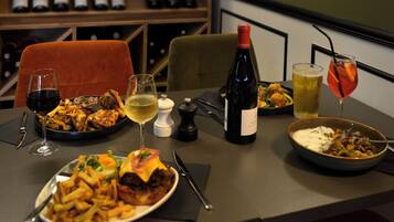 Petit déjeuner, déjeuner et dßner servis sur place