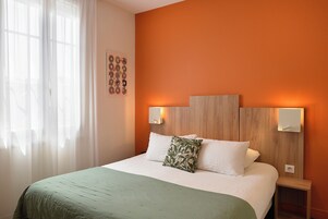 经典双人房 | 特色装修、特色家居、办公桌、隔音