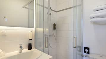 Miljøvennlige toalettsaker, hårføner, håndklær og såpe