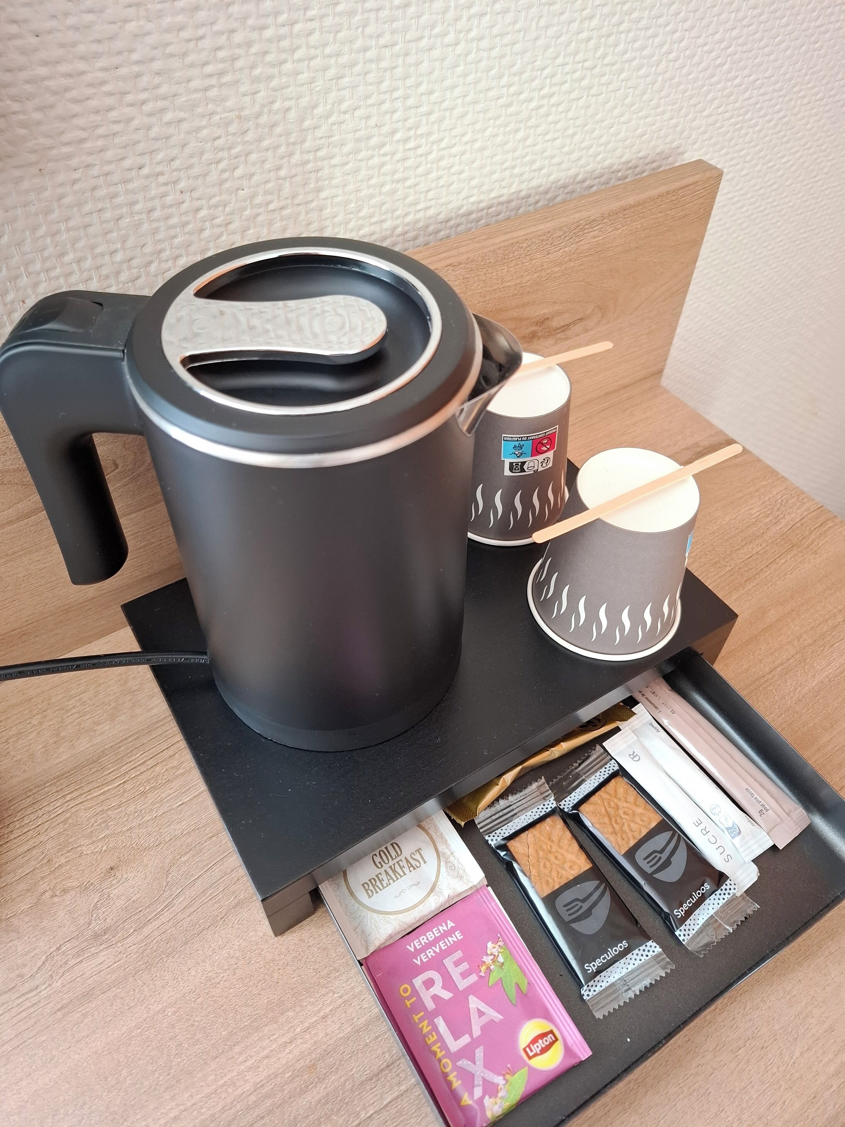 individually decorated, individually furnished, desk, soundproofing