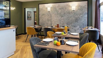 Desayuno buffet los días de semana (EUR 12.50 por persona)