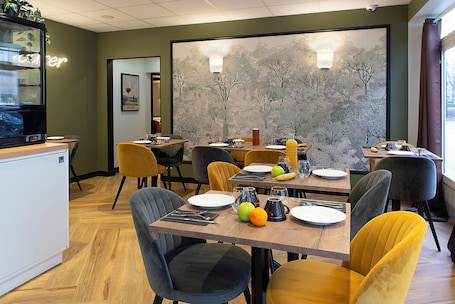 Desayuno buffet los días de semana (EUR 12.50 por persona). Logis Hôtel Maison Voltaire