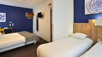 Quarto quádruplo clássico | Individualmente decorados, individualmente mobiliados, escrivaninha